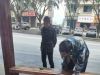 云阳公交车站现这一幕，网友：太让人感动！