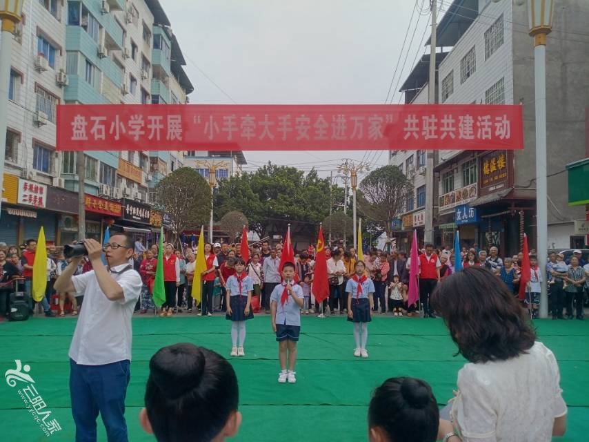 小手牵大手，防范一起守。安全做到位，生活就无忧。
