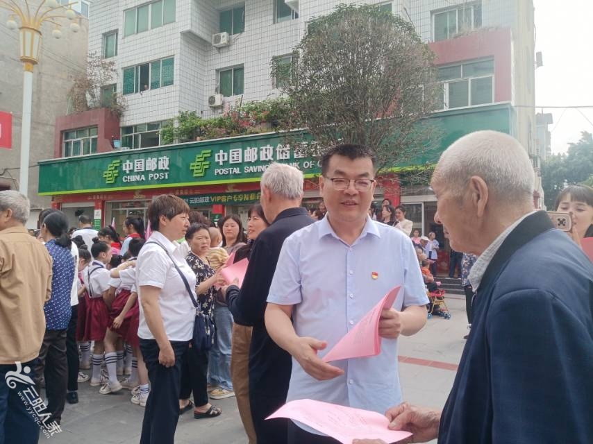 活动进行中，领导不闲空。分发宣传单，安全人人懂。