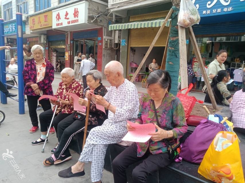安全知识手中拿，老人学习不落下。带孩不易管教他，有理有据就不怕。