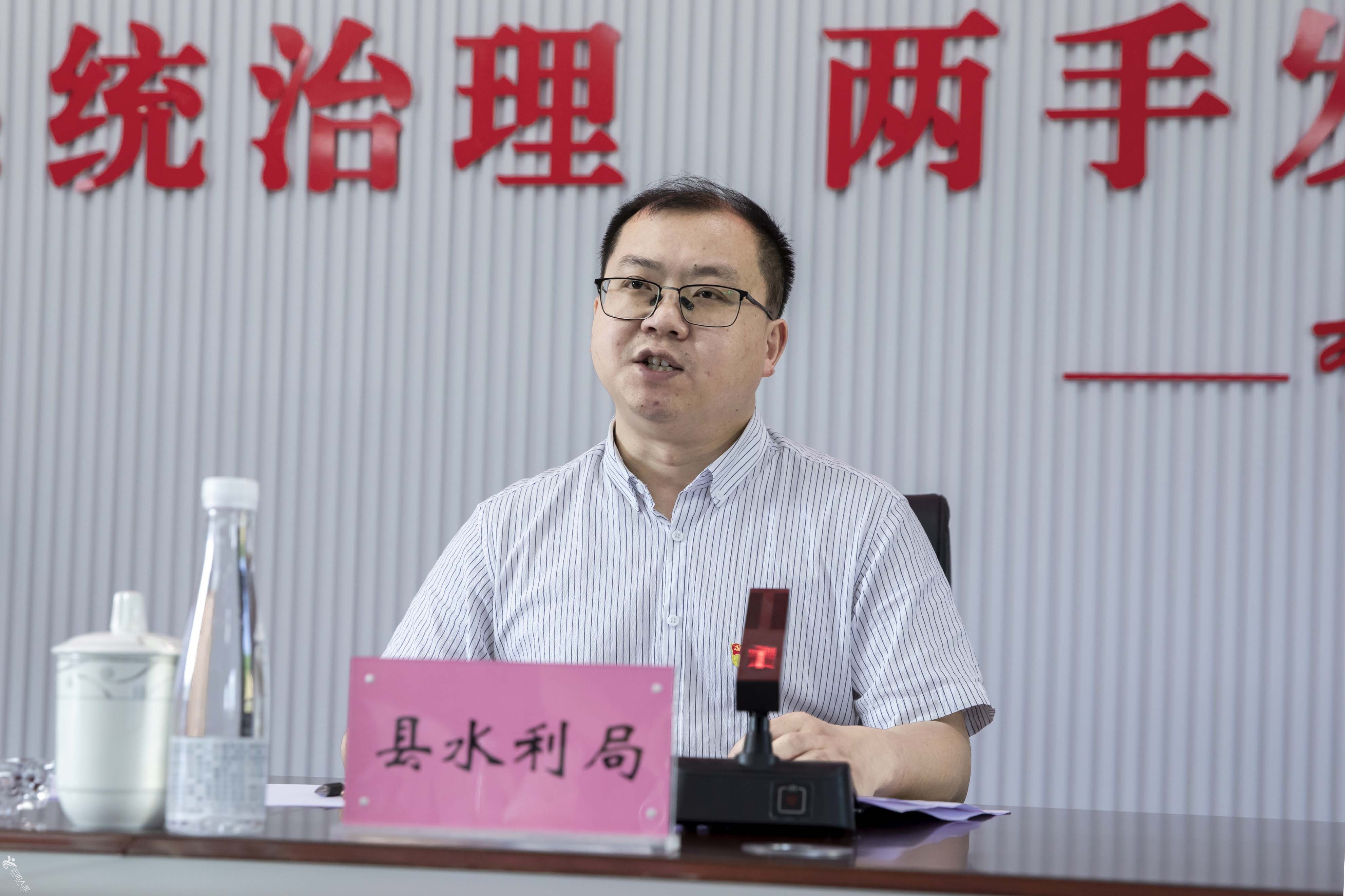 县水利局党委委员、副局长李万军宣读《“水润向阳”党建联建工作方案》